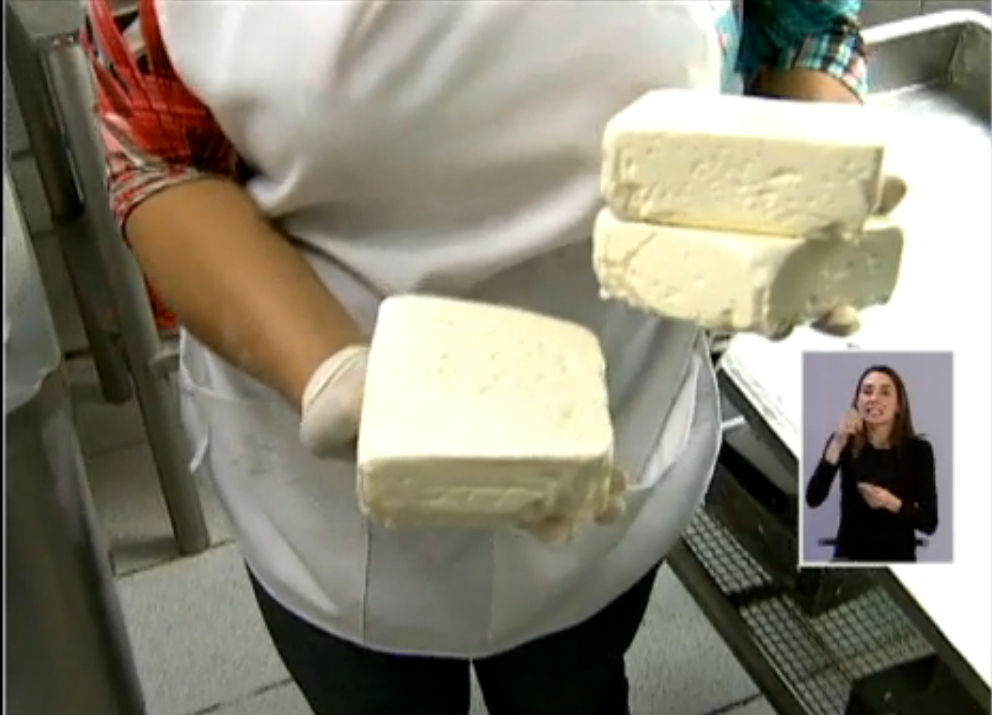 Madre emprendedora, hijo de 10 años también la ayuda.